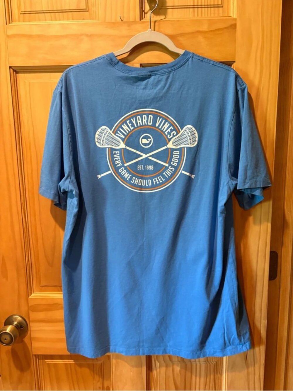 Vineyard Vines blue pocket T-shirt hockey-themed logo men’s S